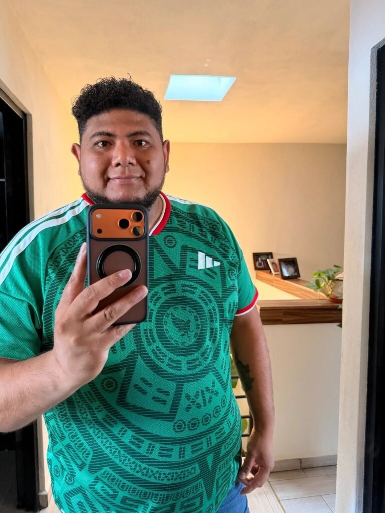 Rui Luis Ventura Guzmán con iPhone 17 Pro Max 256GB Naranja — Actualización de Plan Telcel en eXpertoTelceL.com