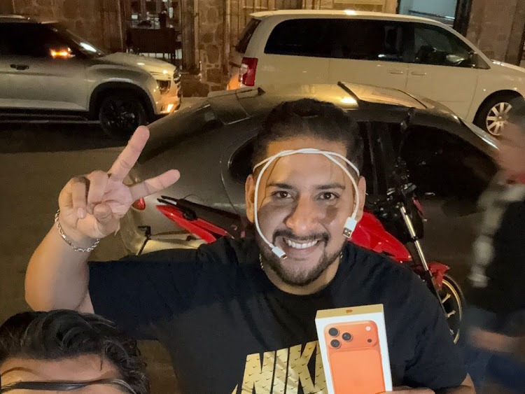 Entrega de equipo iPhone 17 Pro max en Morelia de Experto Telcel